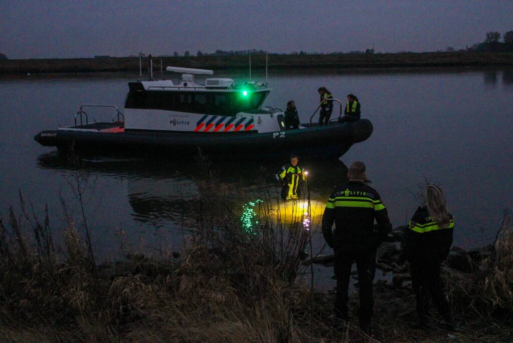 Politie verricht zoektocht in water door tas met menselijke schedels