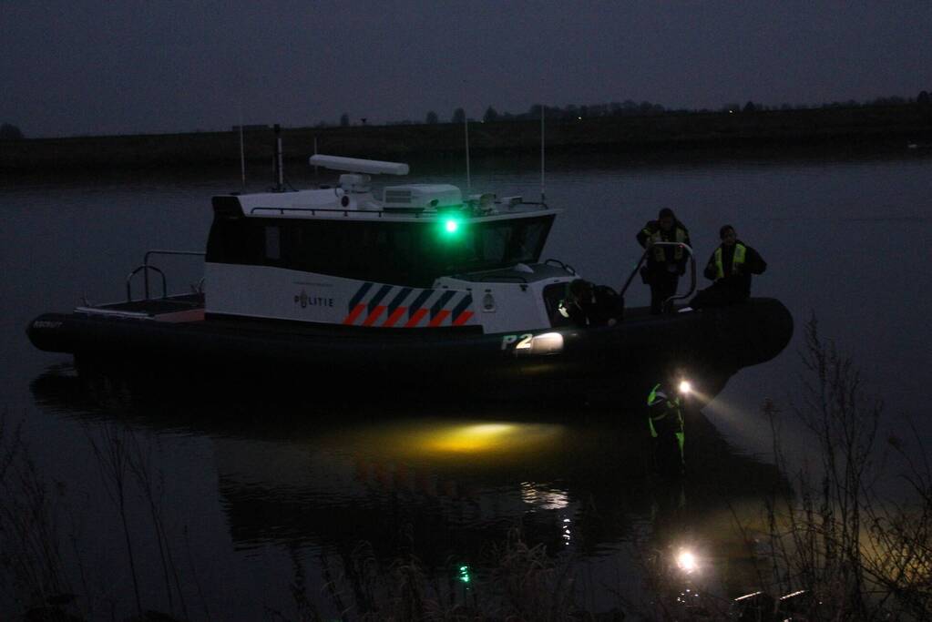 Politie verricht zoektocht in water door tas met menselijke schedels