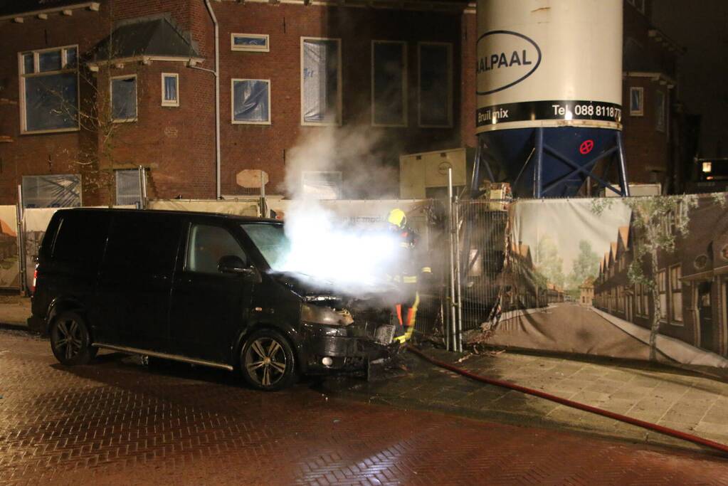Bestelbus zwaar beschadigd door brand
