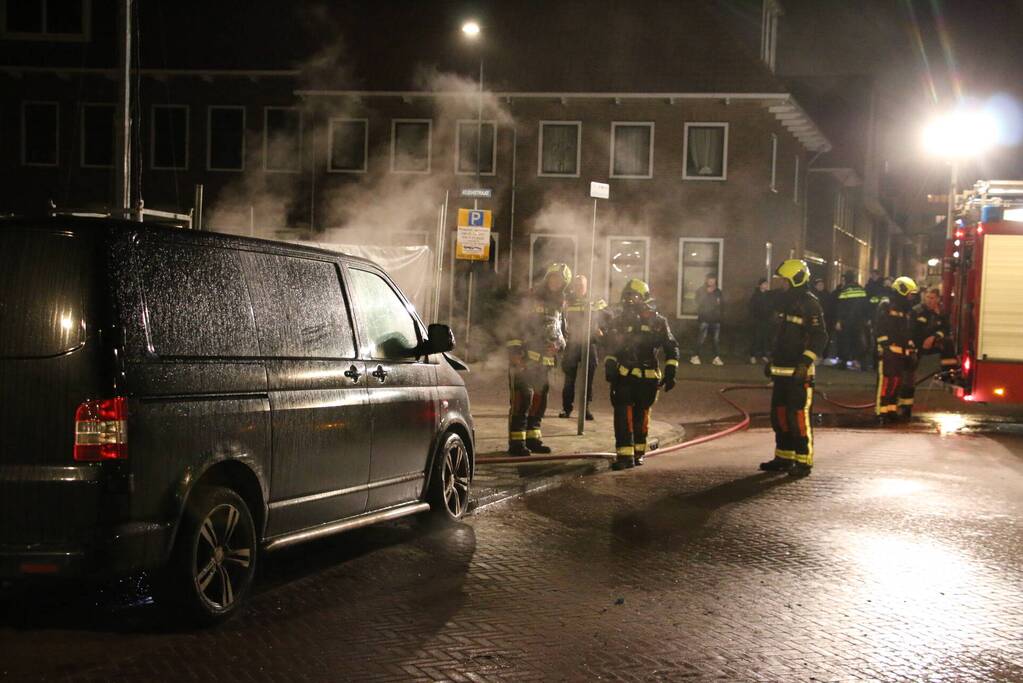 Bestelbus zwaar beschadigd door brand