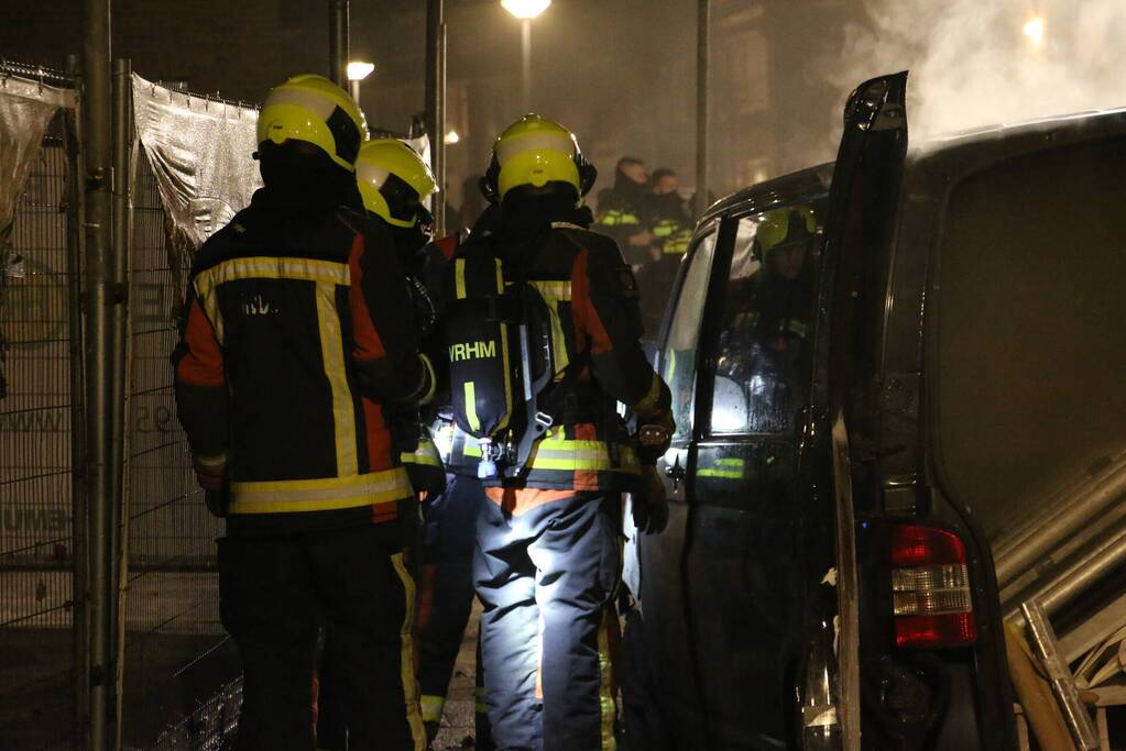 Bestelbus zwaar beschadigd door brand