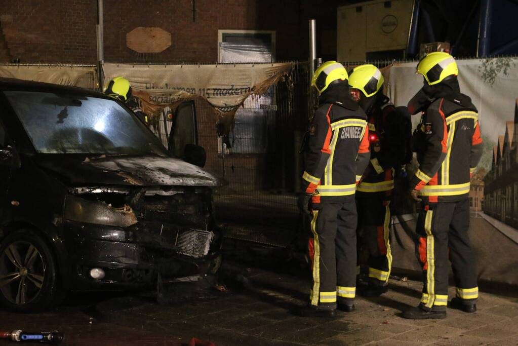 Bestelbus zwaar beschadigd door brand