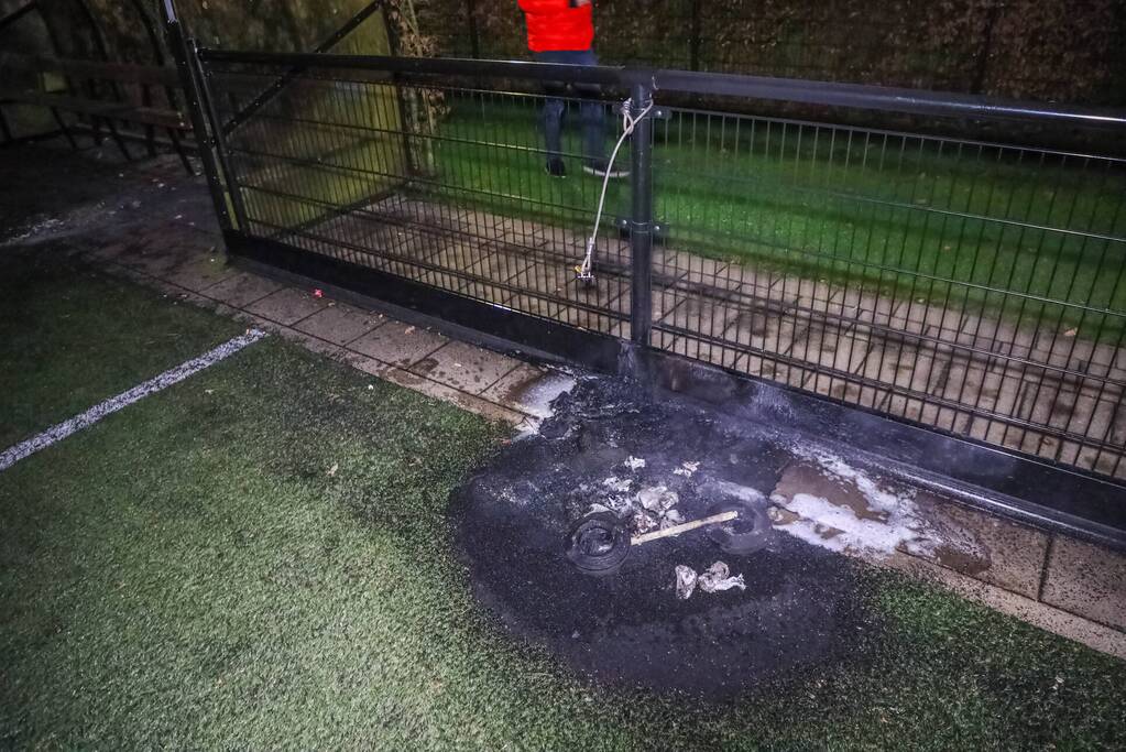 Schade na brand in container bij voetbalvereniging