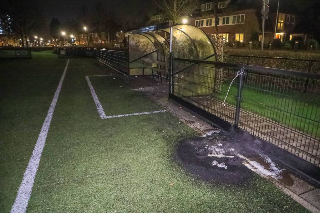 Schade na brand in container bij voetbalvereniging