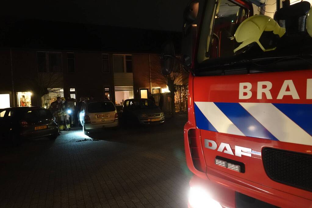 Brandweer verricht onderzoek door gaslucht