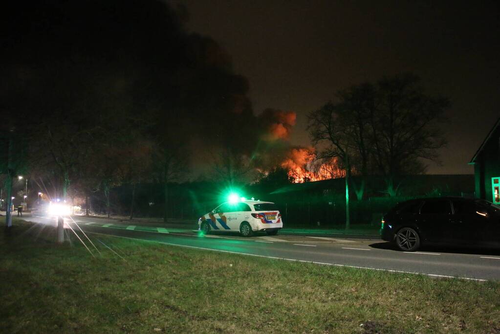 Grote uitslaande brand in bedrijfspand
