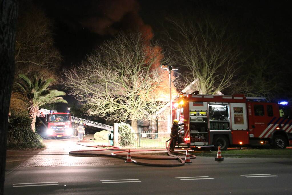 Grote uitslaande brand in bedrijfspand