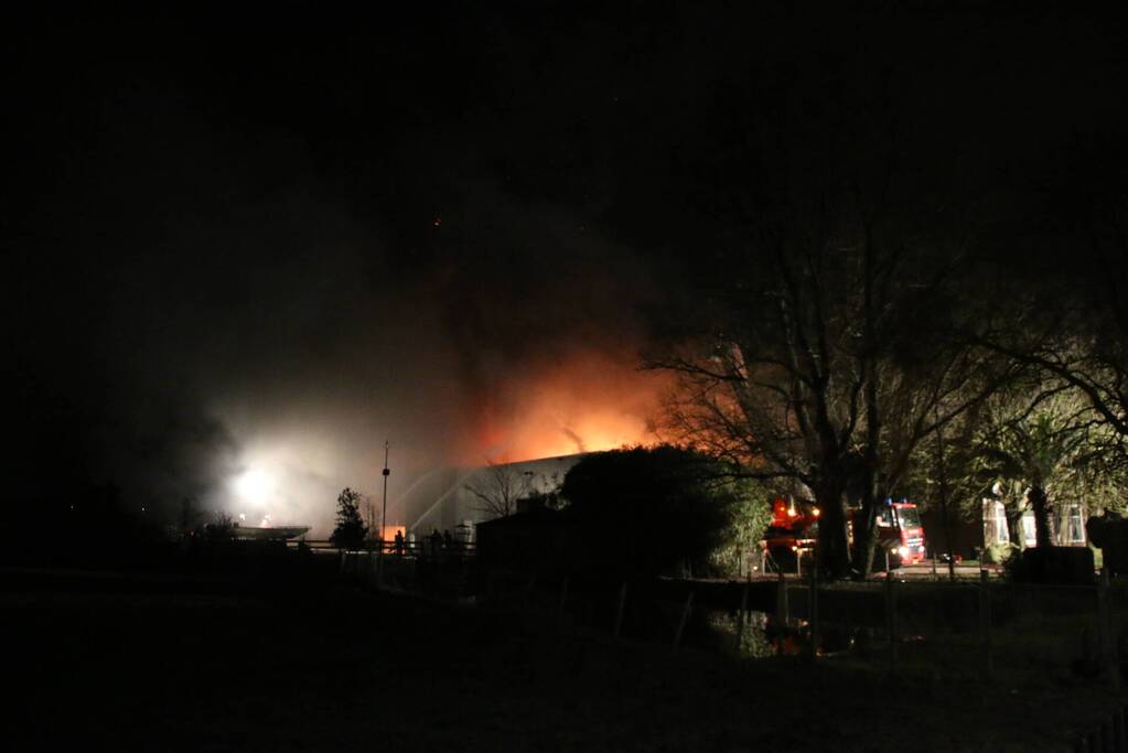 Grote uitslaande brand in bedrijfspand