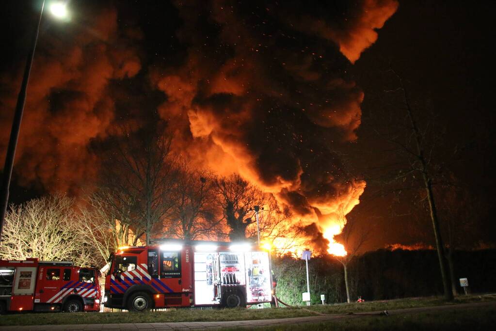 Grote uitslaande brand in bedrijfspand