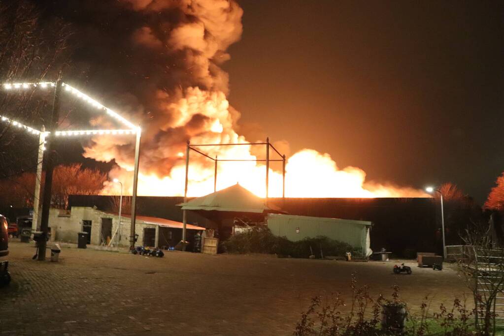 Grote uitslaande brand in bedrijfspand