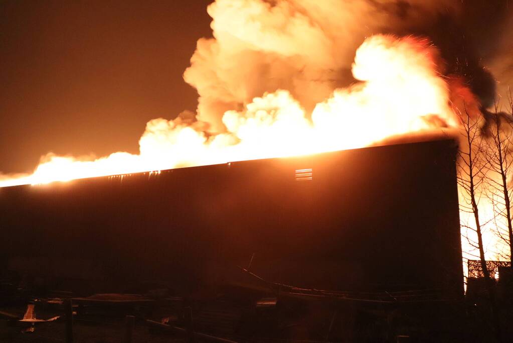 Grote uitslaande brand in bedrijfspand