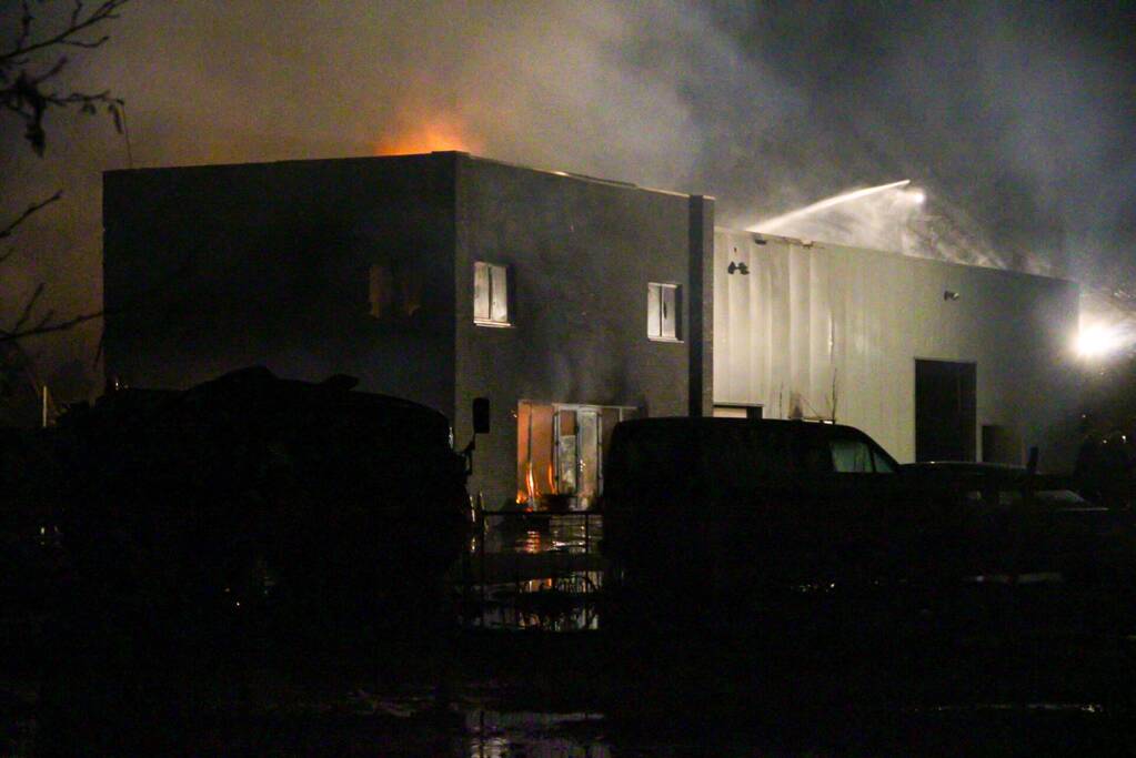 Camper gaat in vlammen op