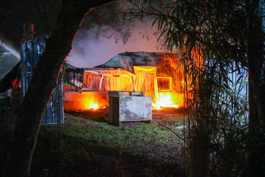 Camper gaat in vlammen op