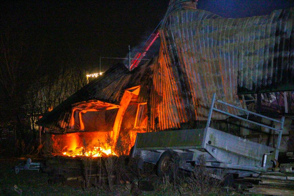 Camper gaat in vlammen op
