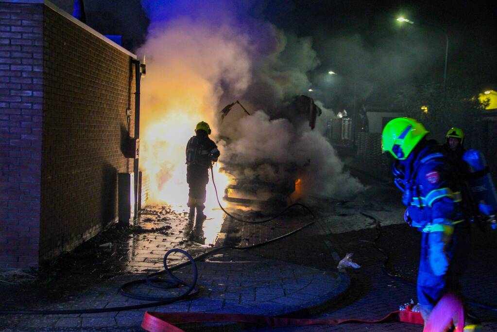 Camper gaat in vlammen op