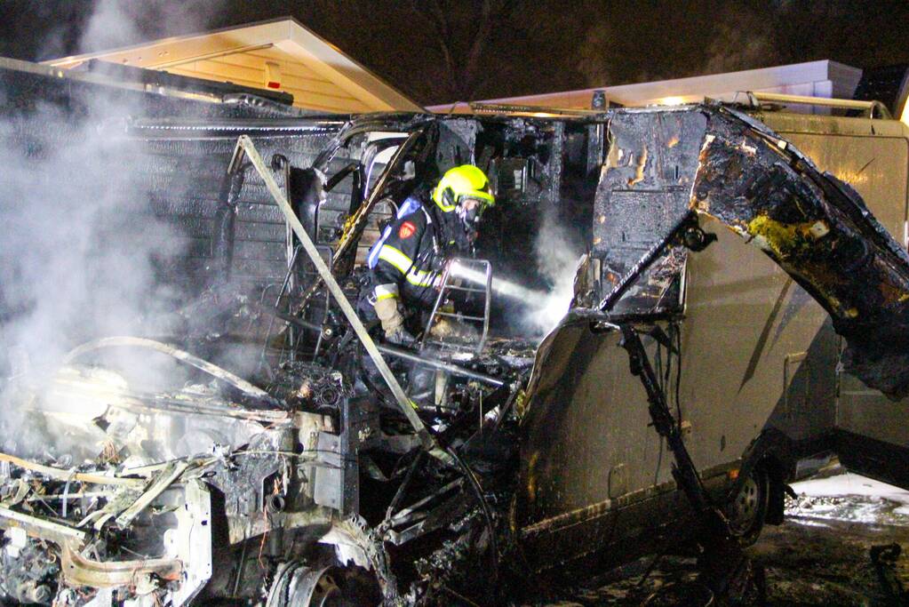 Camper gaat in vlammen op