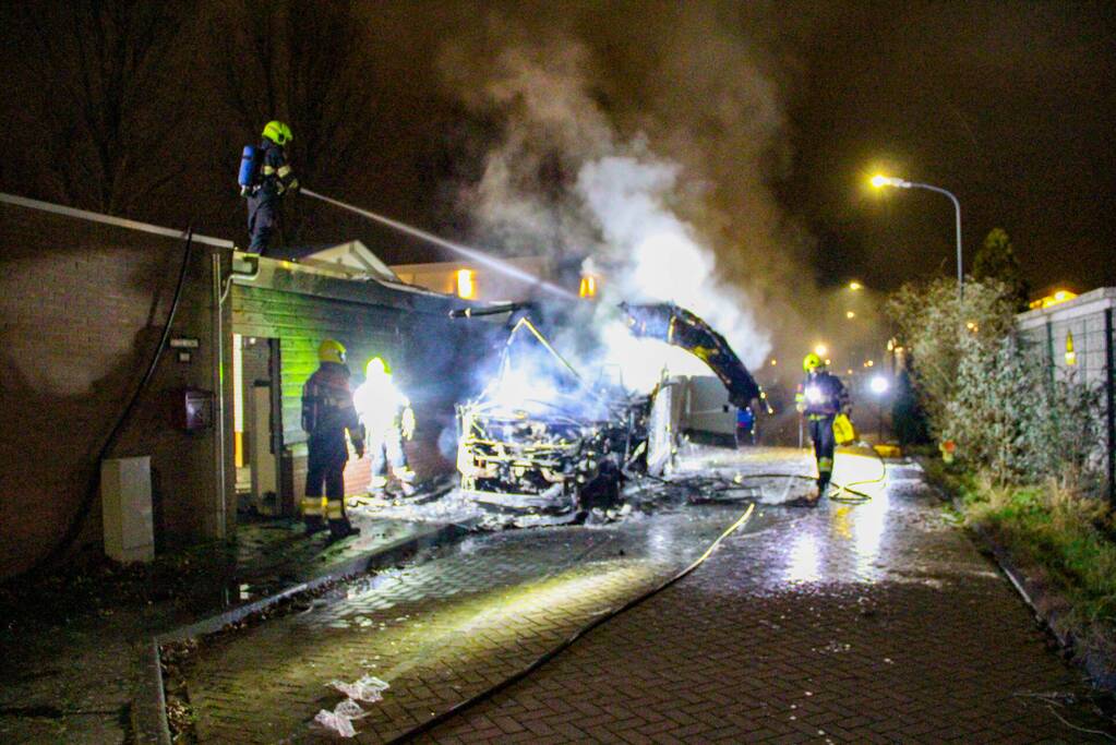 Camper gaat in vlammen op