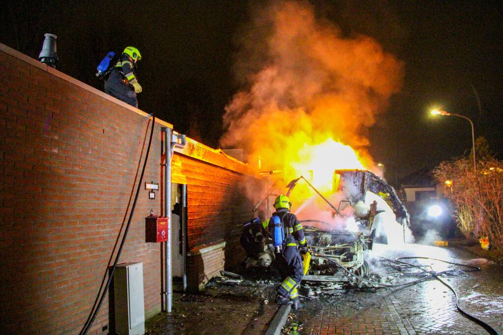 Camper gaat in vlammen op