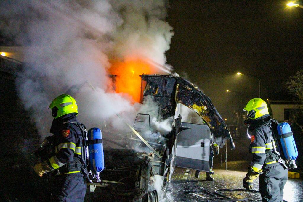 Camper gaat in vlammen op