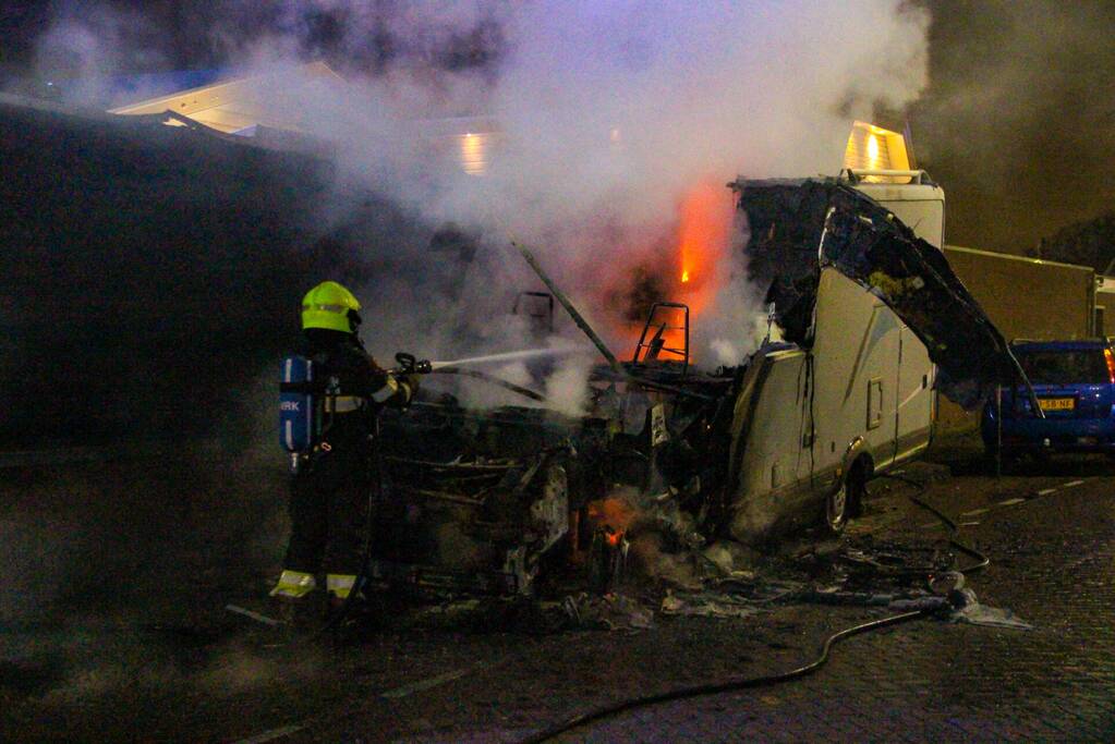 Camper gaat in vlammen op