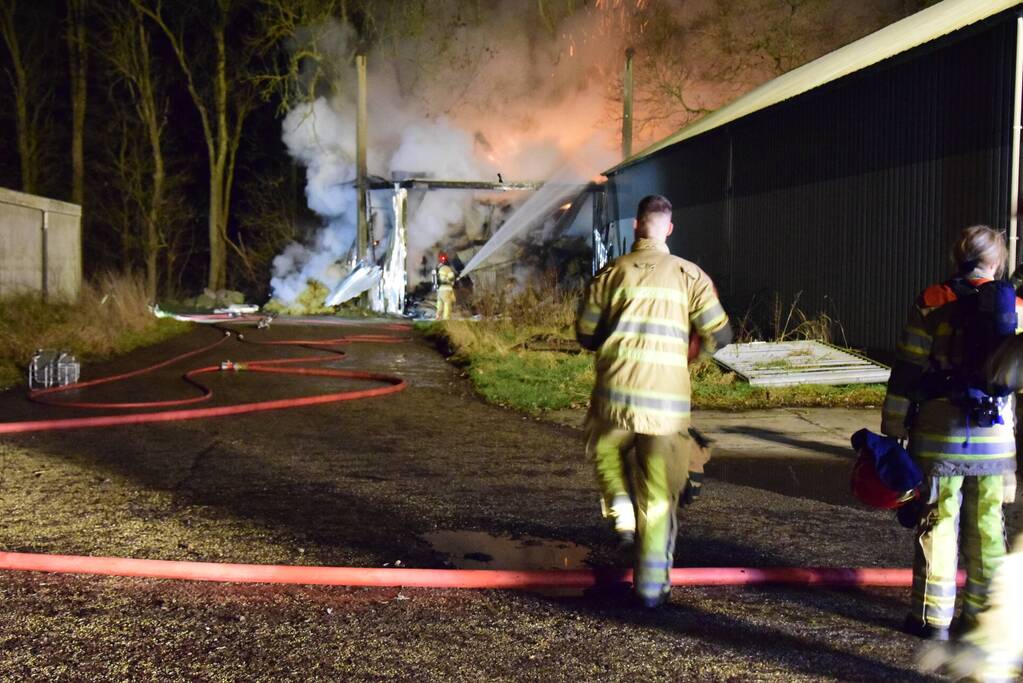 Schuur met hooi verwoest door brand