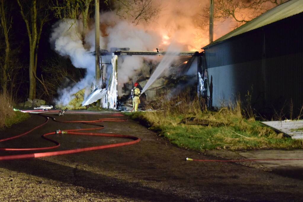 Schuur met hooi verwoest door brand