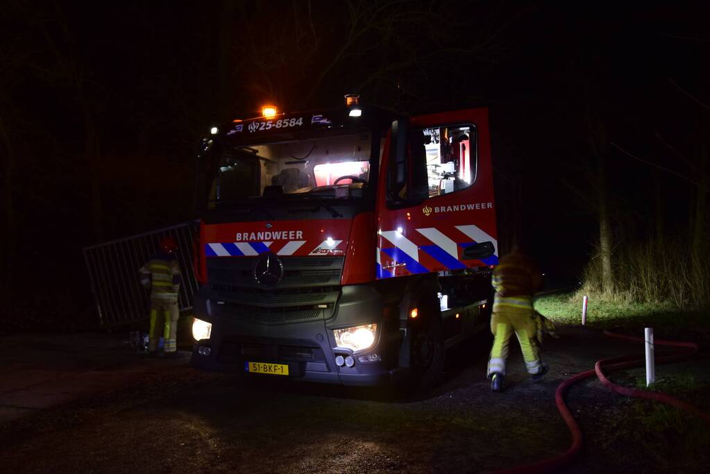 Schuur met hooi verwoest door brand