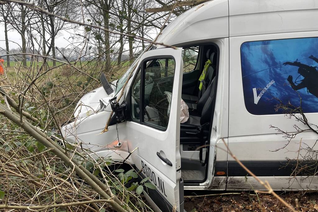 Bestuurder bestelbus raakt van de weg en belandt in bosschage