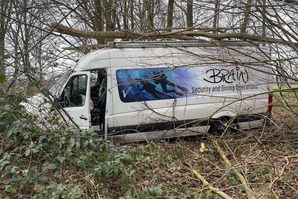 Bestuurder bestelbus raakt van de weg en belandt in bosschage