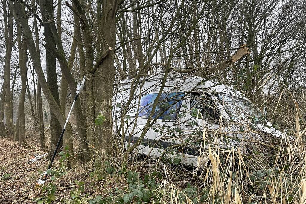 Bestuurder bestelbus raakt van de weg en belandt in bosschage