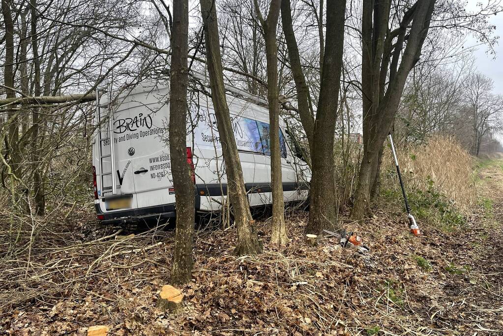 Bestuurder bestelbus raakt van de weg en belandt in bosschage
