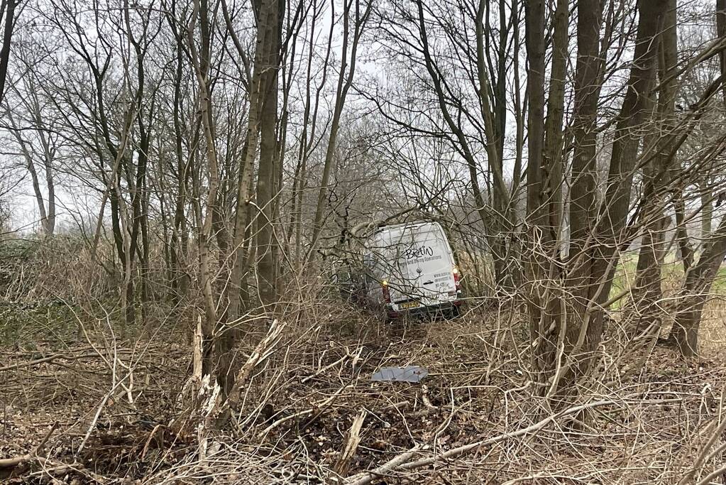 Bestuurder bestelbus raakt van de weg en belandt in bosschage