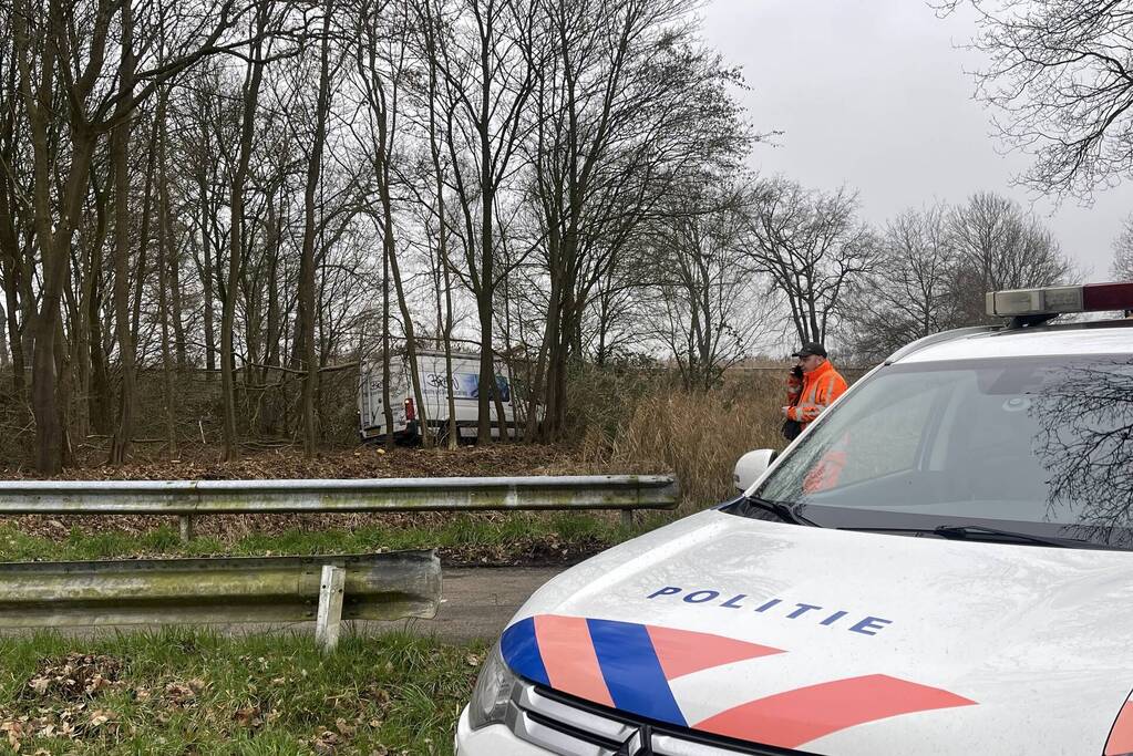 Bestuurder bestelbus raakt van de weg en belandt in bosschage