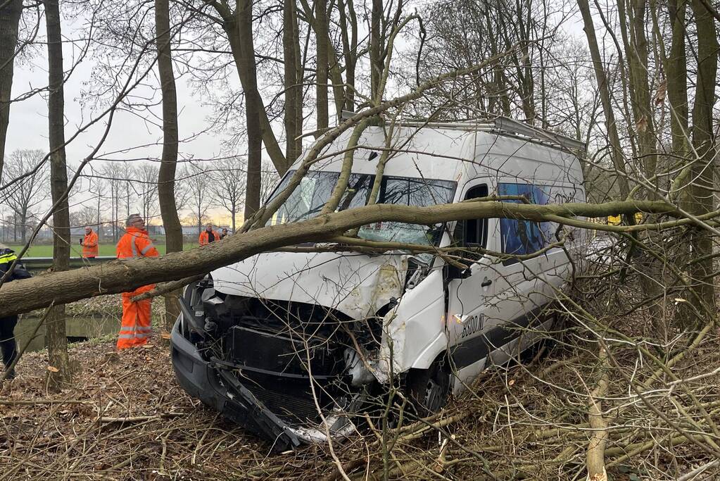 Bestuurder bestelbus raakt van de weg en belandt in bosschage