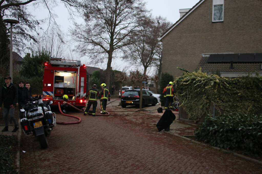 Lastige brand in kruipruimte van woning