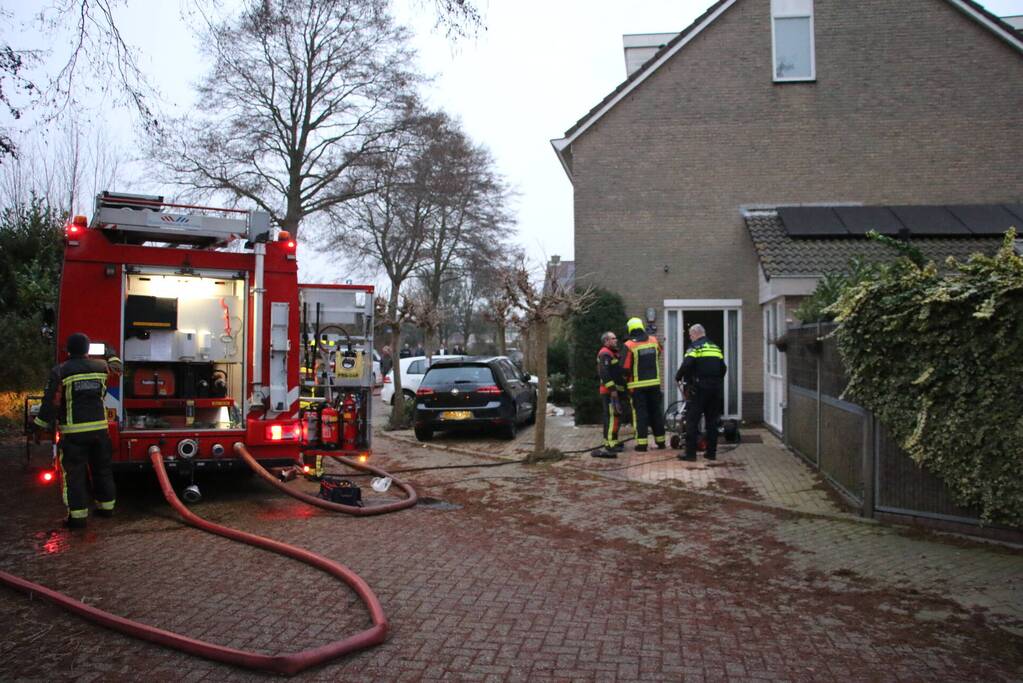 Lastige brand in kruipruimte van woning