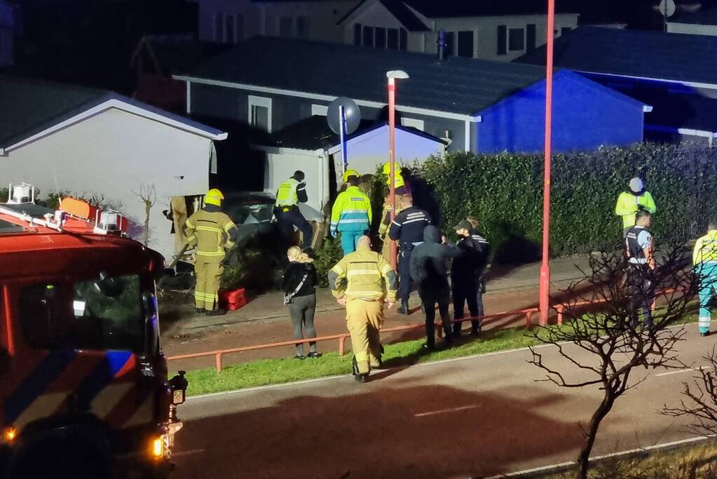 Automobilist ramt stacaravan en schuur