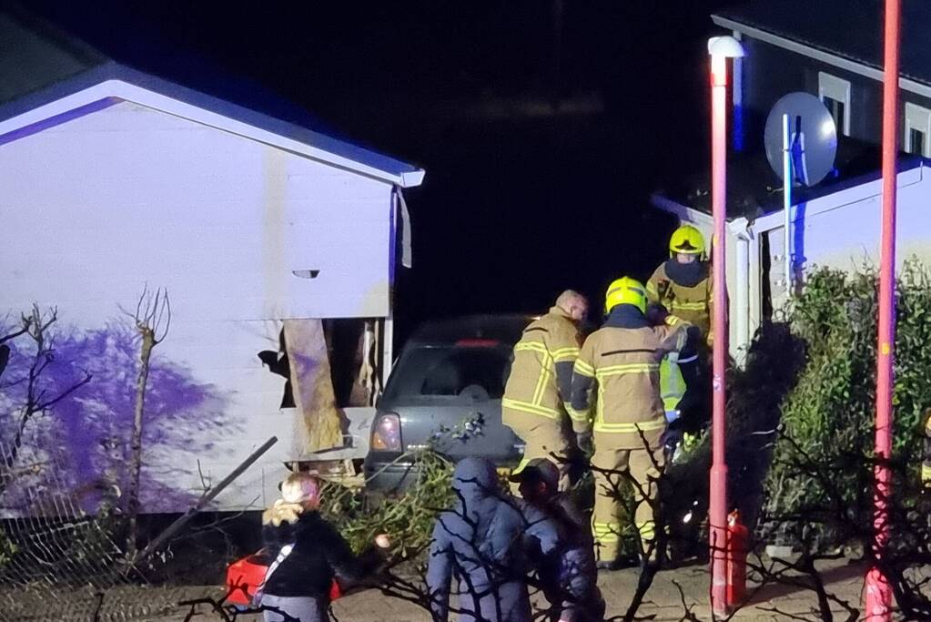 Automobilist ramt stacaravan en schuur