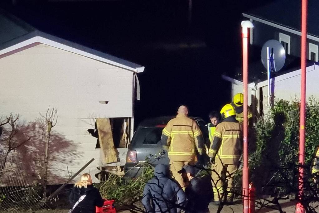 Automobilist ramt stacaravan en schuur