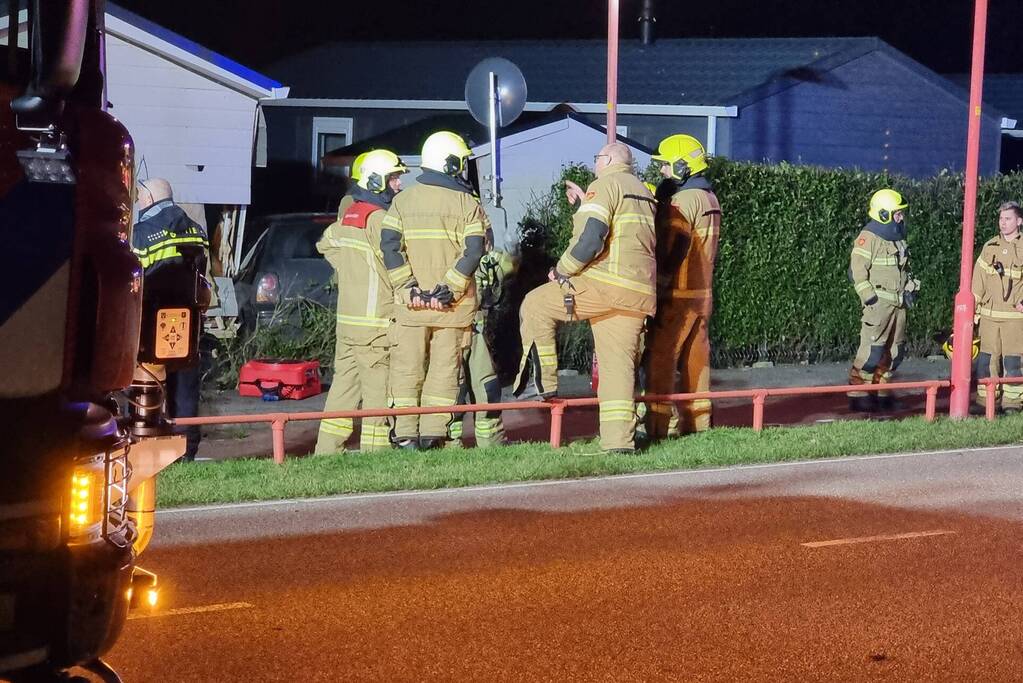 Automobilist ramt stacaravan en schuur