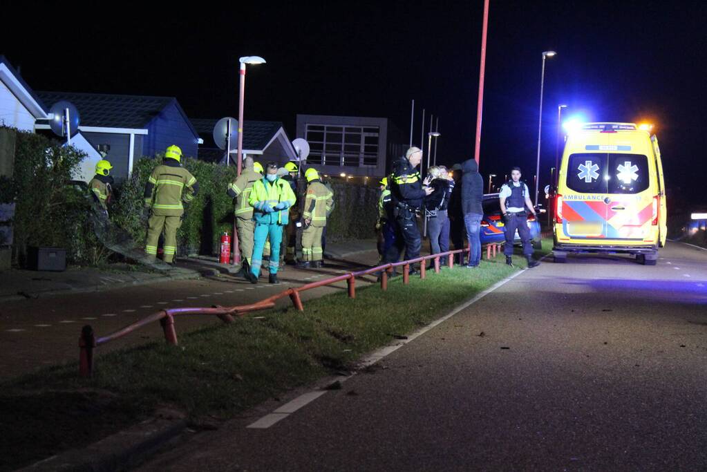 Automobilist ramt stacaravan en schuur