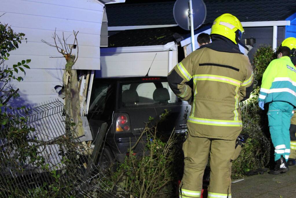 Automobilist ramt stacaravan en schuur