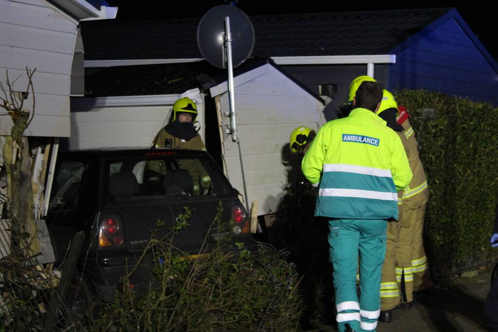 Automobilist ramt stacaravan en schuur