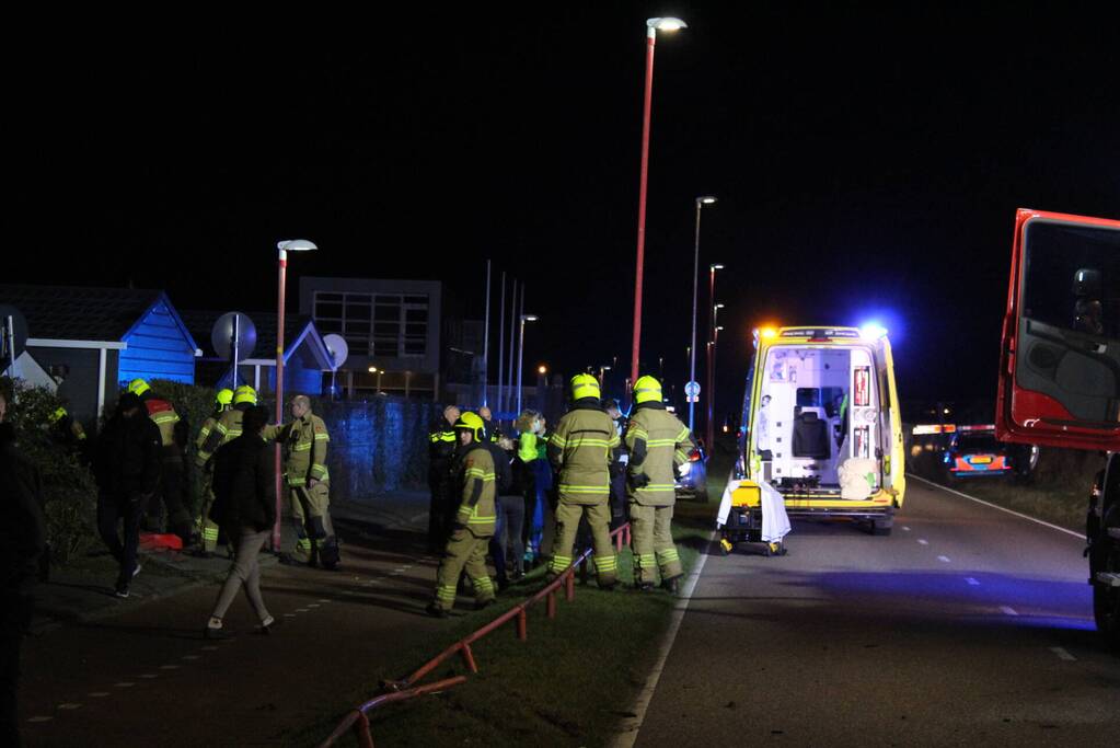 Automobilist ramt stacaravan en schuur
