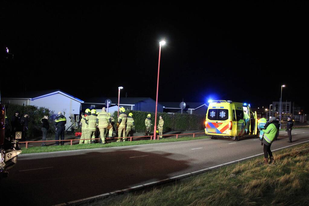 Automobilist ramt stacaravan en schuur