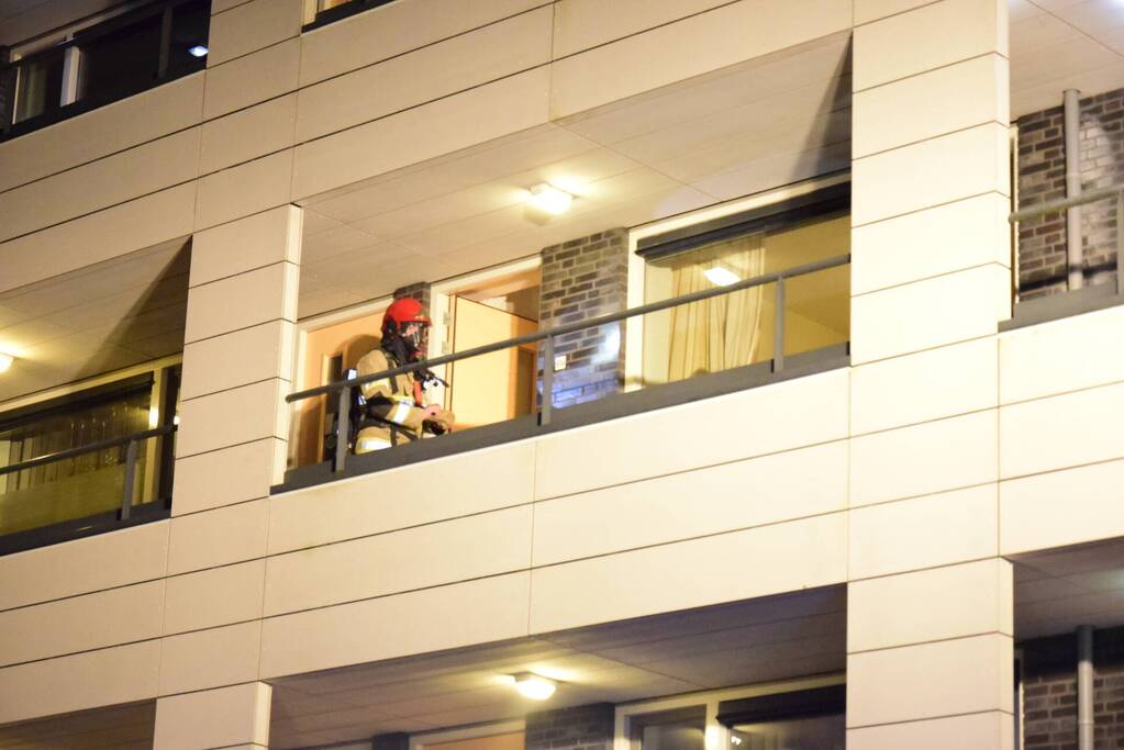 Brandweer blust brand in keuken van appartement