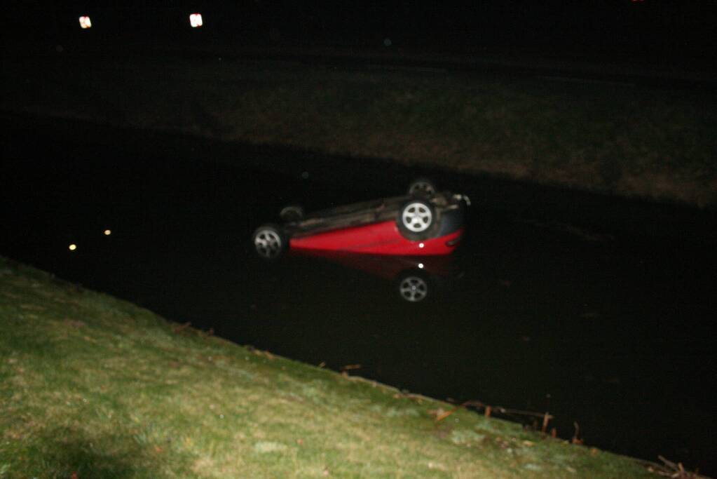Auto belandt op de kop te water