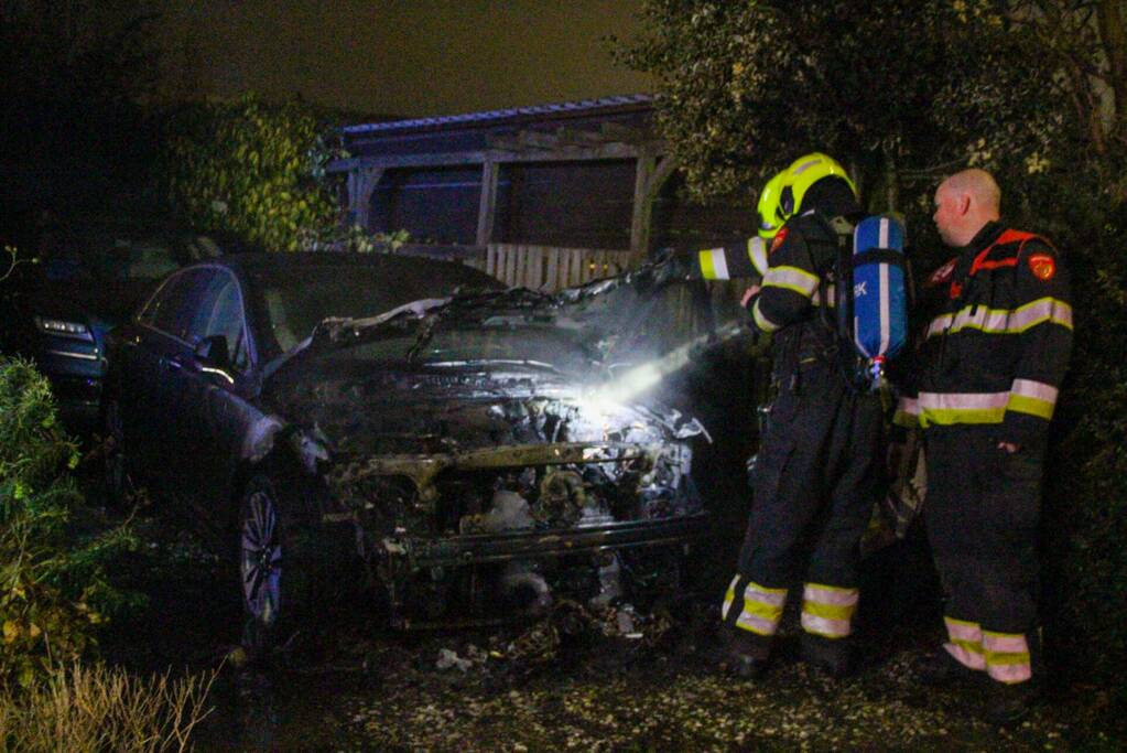 Geparkeerde auto beschadigd door brand