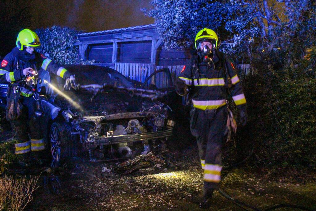 Geparkeerde auto beschadigd door brand