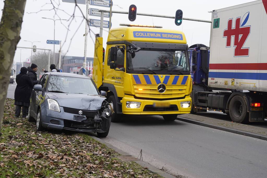 Bestelbus en personenwagen botsen op kruising